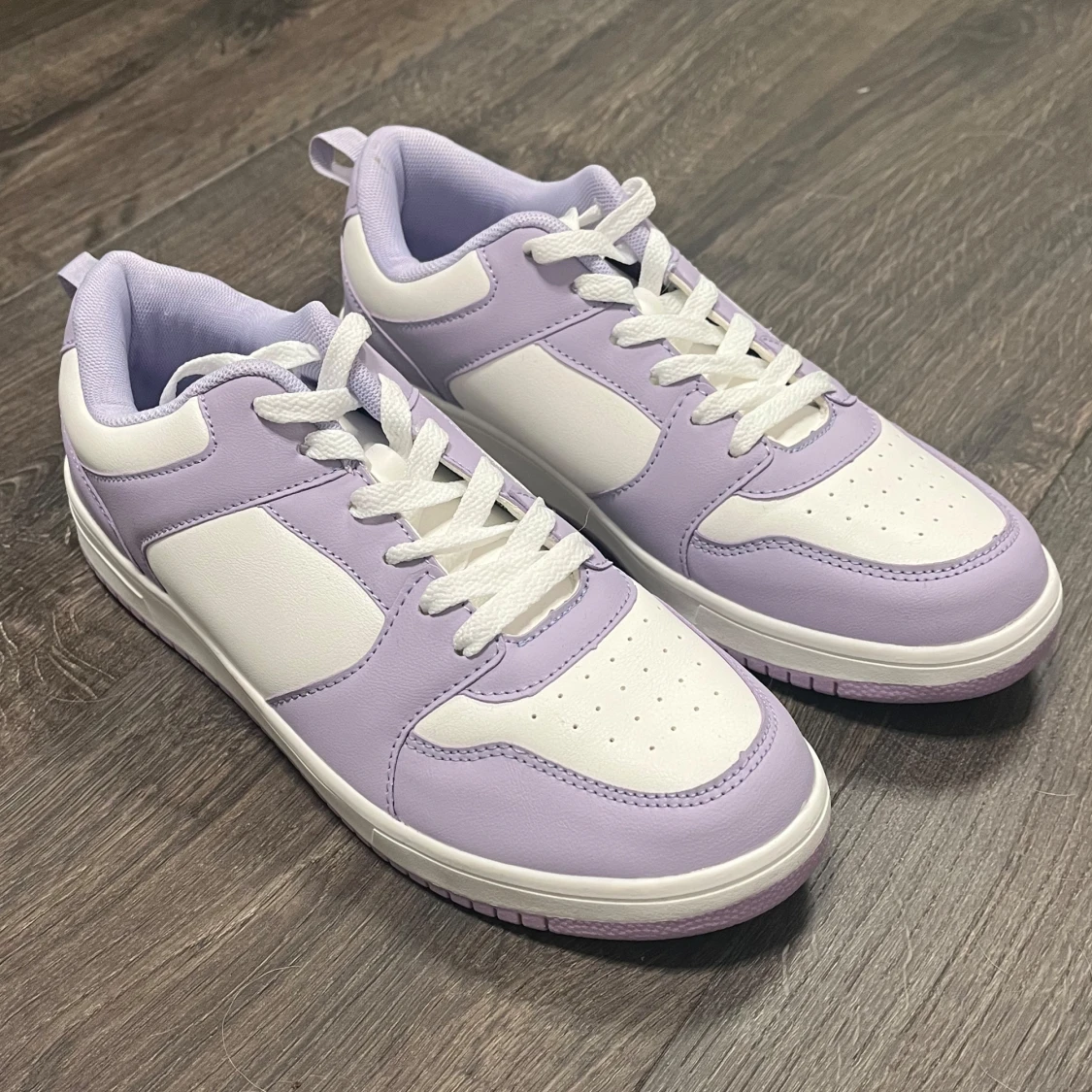 Lila och vita sneakers - 90
