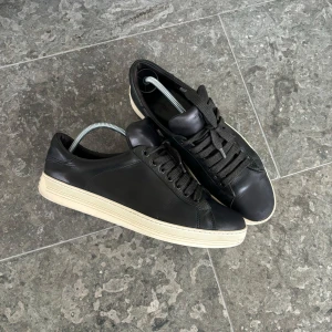 Tom Ford Sneakers - Säljer ett par sjukt schyssta Tom Ford skor | skick: 8-9/10 | storlek: 42 | OG: inget | pris: 1999kr, nypris $990 | Perfekta nu till vintern | frågor? Tveka inte på att kontakta oss.
