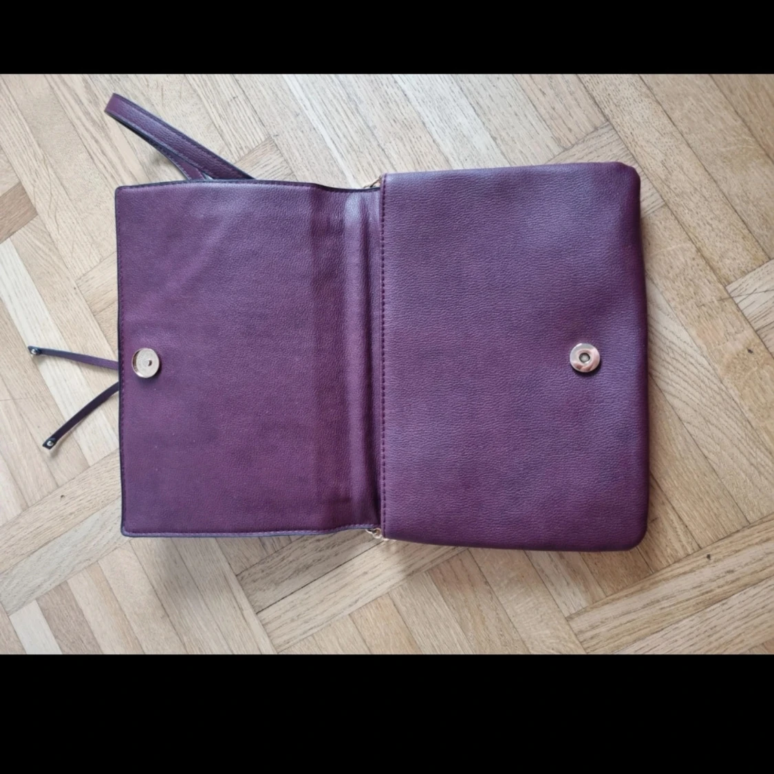 Vinröd axelväska med mockadetaljer - 91