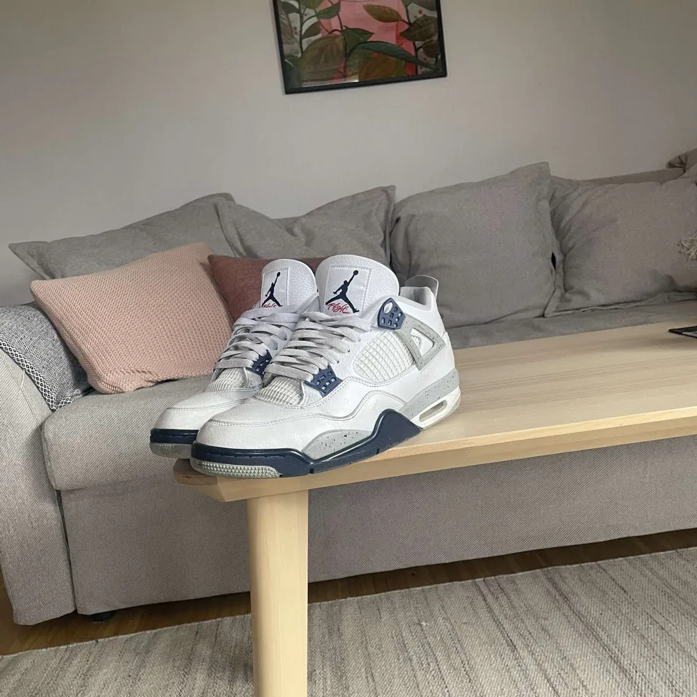 Säljer ett par snygga Nike Air Jordans i vitt och blått. Skorna har en klassisk design med snörning och är i mycket bra skick. Perfekta för både vardag och fest. Storleken är 44. Kan även ta emot byten. Skor.