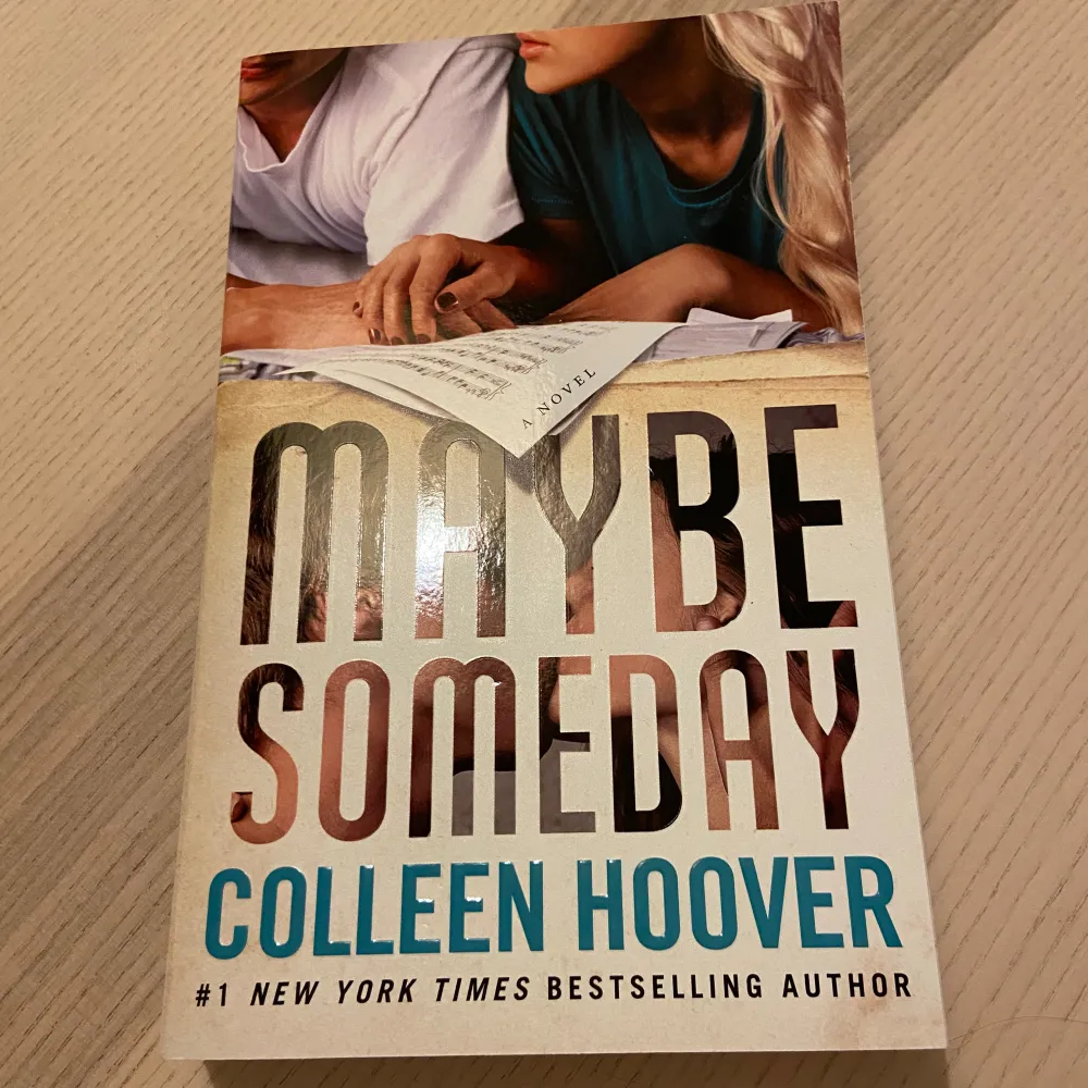 ”Maybe someday” av Collern Hoover. På engelska.. Böcker.