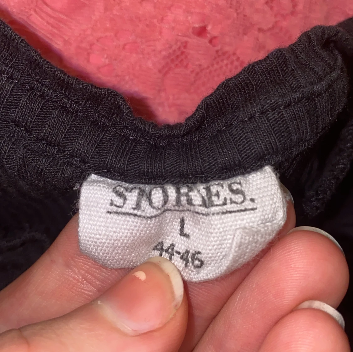 Svart ribbad crop-topp från Stories - 90