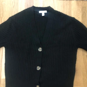 Svart kofta - Helt ny kofta från H&M som köptes förra året men har aldrig använts pga att jag ångra mig. Eftersom att den är ny så finns det inga defekter eller fläckar :) har endast provat på den!