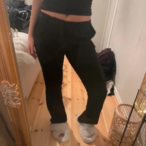 Svarta kostymbyxor - Säljer ett par svarta kostymbyxor i bra skick. De är mid waist och har en klassisk straight passform.  🖤