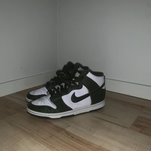 Nike Dunk cargo khaki  - Säljer ett par Nike Dunk. De har en klassisk design med snörning och är i bra skick dock är sulan lite förstörd. Perfekta för både vardag och träning. och de är riktigt bekväma att gå i. Passar perfekt till streetwear-stilen! Storlek 40.5