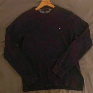 Mörk blå tröja från Tommy Hilfiger - Säljer en stilren mörk blå tröja från Tommy Hilfiger i storlek S. Den är gjord av en mjuk blandning av pima bomull och kashmir, vilket gör den superbekväm. Väldigt bra skick om det är något du undrar om priset eller flera bilder så är det bara att höra av sig👍