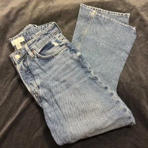 Raka jeans - Raka jeans från h&m i bra skick. 2 hål vid knäna och höga i midjan. Använd 1-2 gånger