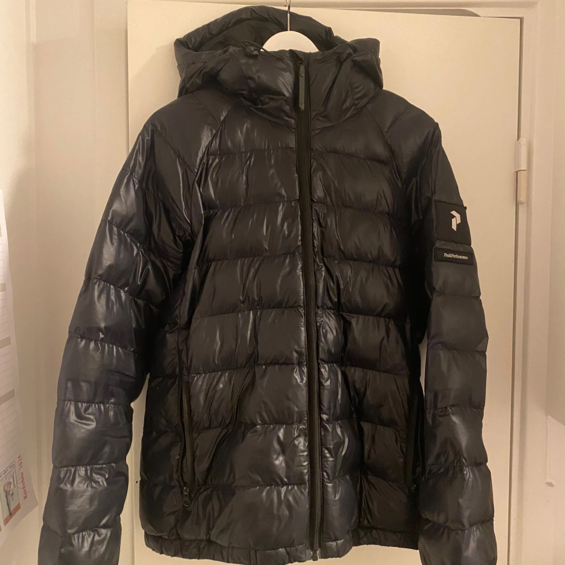 Svart dunjacka från Peak Performance