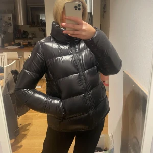 Svart pufferjacka från Colmar - Säljer en snygg svart pufferjacka från Colmar i storlek 44. Jackan är perfekt för vintern med sitt varma och vadderade material. Den har en dragkedja framtill och en hög krage för extra skydd mot kylan. Pris går att diskutera!!💓