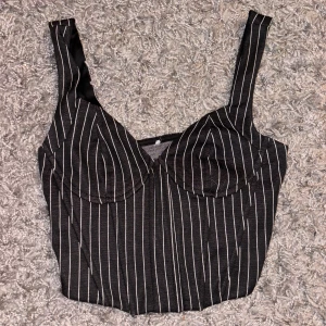 Korsett topp  - Mycket snygg korsett-topp i svart/vitt randigt mönster. Köpt från new yorker men är i mycket bra skick.