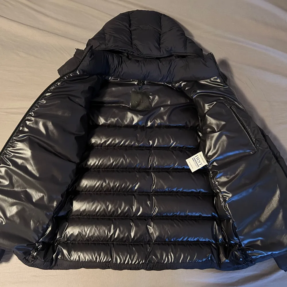 Säljer svart Moncler Ume Down Jacket. Jackan har en stilren design nu till vintern. Storlek M i Moncler, Passar även S. Då moncler är små i storlek. Skriv iallafall för fler bilder osv…. Jackor.