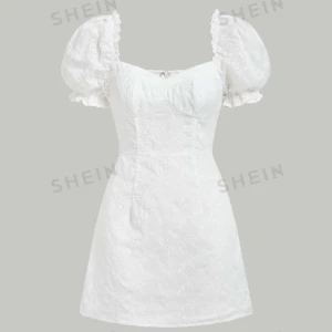 Vit klänning från Shein - Superfin oanvänd vit klänning från Shein med puffiga kortärmar och ett sött broderat mönster. Passar perfekt till studenten eller bara som en fin sommarklänning:))