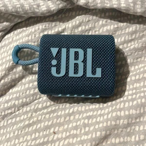 Helt ny JBL högtalare GO3 - Säljer helt ny jbl högtalare då jag aldrig använder den. Sladd medföljer. Funkar helt galant, bra ljud, lite bas. Kan gå ner lite i pris vid snabb affär. Tveka inte på att fråga om någonting😄