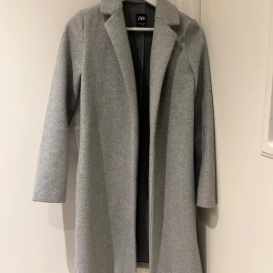 Grå kappa från Zara - Säljer en stilren grå kappa från Zara i mycket bra skick. 