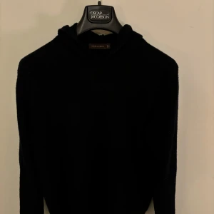 kashmir hoodie från Oscar Jacobson - Säljer en stilren mörkblå hoodie från Oscar Jacobson. Den är gjord i en lyxig blandning av kashmir och ull. Modellen heter ”Pascal”. Bra skick! Hör av dig för fler bilder eller funderingar!