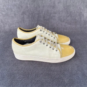 Beige och gula lanvins DBB1 - Gula/beiga Lanvins captoe DBB1 i top skick! Nästan helt oanvända i skick 9,5/10. Passar med nästan allt! Pris inte skrivet i Sten så kom gärna med förslag, fler bilder finns! Mvh Casper! 