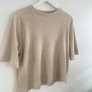 Beige ribbad tröja - Trekvartsärmad beige T-shirt, bara använd en gång så superfint skick!🩷Skriv till mig så sätter jag på köp- nu🫶🏻