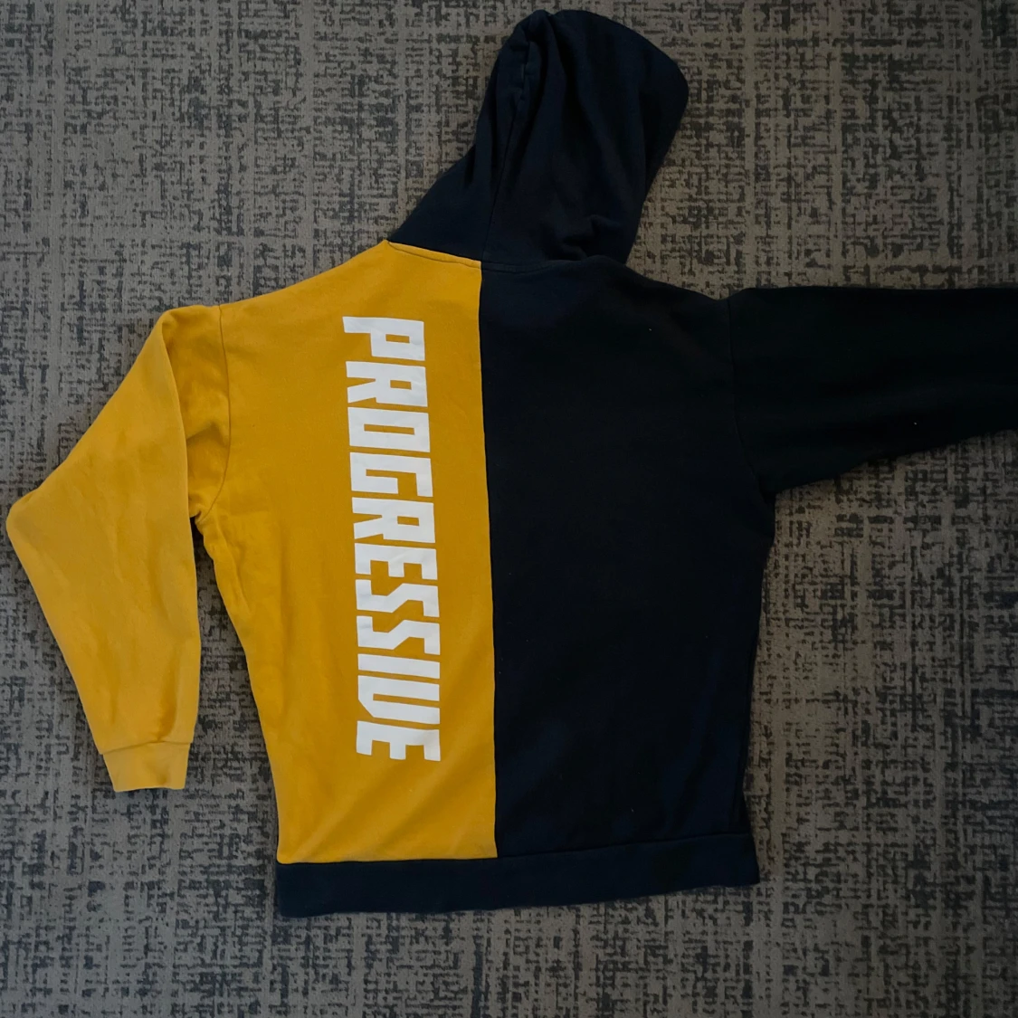 Svart och gul hoodie från CISOS - 90