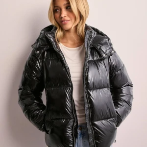 Nelly puffer jacket  - Säljer denna trendiga pufferjacka från Nelly då den tyvärr är för stor för mig. Jag köpte den av en annan tjej här på Plick som använt den max 5 gånger. Det är varm och tjock och är perfekt för kalla väder. Den är helt slutsåld på hemsidan, därav priset. men priset kan diskuteras💘