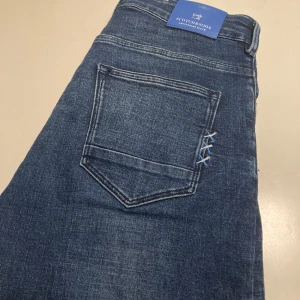 Scoutch & soda jeans - Sprillans nya scoutch and soda jeans i storlek 14y men passar som W29 L30 dom är i färgen mörkblå. Aldrig använda bara att skriva vid frågor samt intresse. 