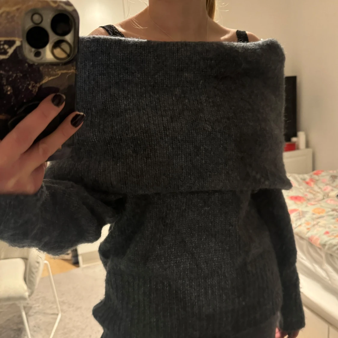 Mörkgrå stickad offshoulder tröja