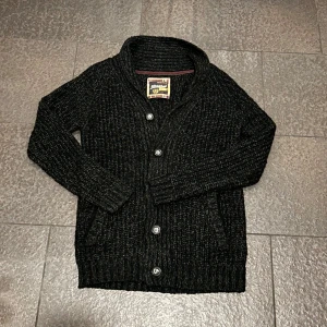 Vintage Cardigan - Tja, säljer denna sköna cardiganen i mycket bra skick, hör av dig vid funderingar!