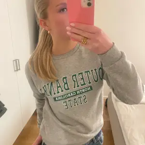 Säljer denna as snygga och coola sweatshirt från Design by Si som är helt perfekt!! Säljer då den tyvärr inte kommer till användning😇😇