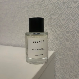 Essnce Hot Mimosa Eau de Parfum - Säljer en flaska Essnce Hot Mimosa Eau de Parfum. Doften är fräsch och blommig med inslag av mimosa och fruktiga toner. Den luktar så gott och perfekt för både vardag och fest. Säljer då jag fått dubbletter 