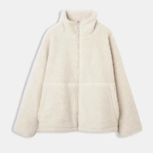 Beige teddyjacka från Carin Wester - Mysig beige teddyjacka från Carin Wester i storlek M. Den har en hög krage för extra värme. Passar perfekt till höst och vinter!💗helt oanvänd och lappen kvar