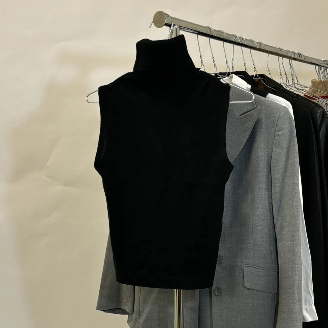 Svart ärmlös topp med diamantmönster - 90