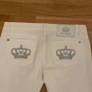 Victoria Beckham Jeans  - Vita Victoria Beckham Jeans, köpta i USA. Lågmidjade. Midjemått 40 tvärsöver, 17 cm lådmidja, 85 cm Innerbenslängd.  Storlek 29, skulle säga M ish. Inga defekter vad jag kan se förutom liten skråma längst ner. Skriv för fler bilder eller frågor!! 💞💞💞