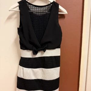 Svart och vit randig fin klänning men fin rygg-detaljer🤍 - Snygg svart och vit randig klänning med en cool knytning i ryggen. Den är ärmlös design. Passar XS/S 🖤🤍Inte för lång inte för kort. Använd endast en gång 🥰