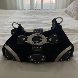 guess väska - jätte fin guess väska som rymmer mycket, skriv privat om du vill ha mått eller fler bilder (använd gärna köp nu)😺💝