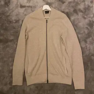 Galet fräsch Massimo Dutti Zip | Storlek M | Pris 599kr | Den är typ helt oanvänd och har absolut inga tecken på användning | Tveka inte på att höra av er 💯