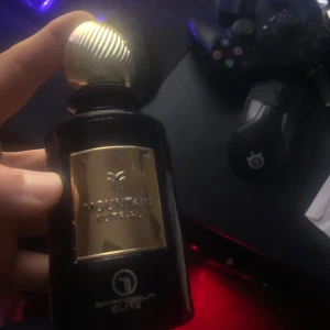 Mountain nuit parfym - Snygg parfymflaska i svart med en lyxig guldfärgad etikett och kork. Flaskan har en elegant och modern design, perfekt för den som vill ha något stilrent på hyllan. Doften är okänd men flaskan ger en exklusiv känsla. Perfekt present eller för egen användning!