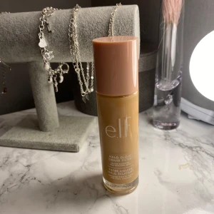 Elf Halo Glow Liquid Filter - Säljer en Elf Halo Glow Liquid Filter i nyansen Fair/Light, köpt från elfs hemsida. Väldigt fin och naturlig foundation med super fint glow. Säljer då jag redan har en foundation som jag använder. Endast testad en gång på handen, nypris 199kr🤍