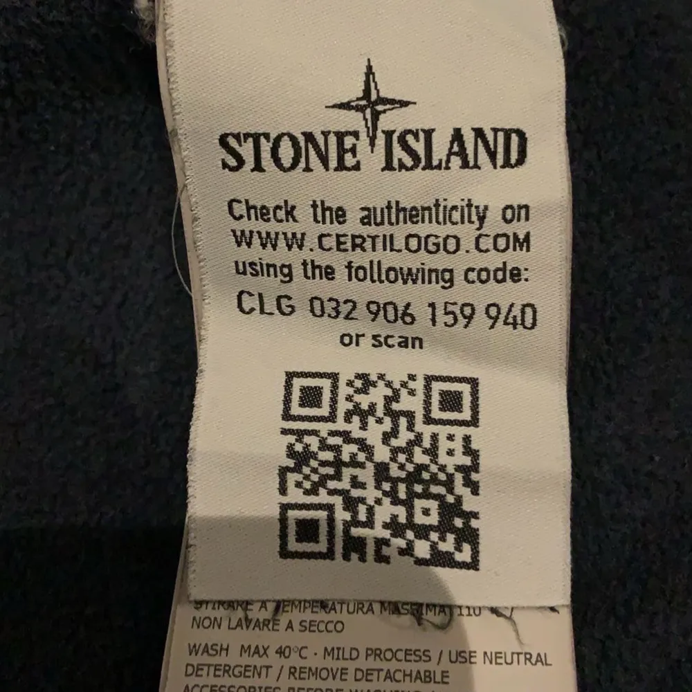 Tjaa säljer nu en stilren hoodie frå Stone Island i grymt skick🤩Storlek är 12-14 år och passar från 156-166. Den har en CLG kod inuti för att verifiera äktenskap💯✅ Perfekt för både vardag och chill och passar bra nu mot höst och vinter🍂❄️, ett måste i garderoben‼️Skriv för fler frågor eller funderingar🫡. Hoodies.