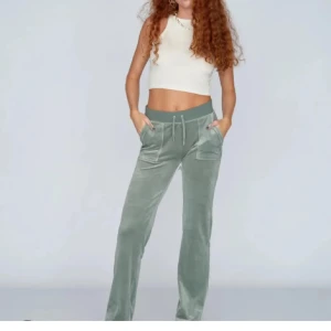 Gröna juicy byxor - Säljer nu mina supersnygga gröna juciy byxor då de ej används längre. I jättebra skick!