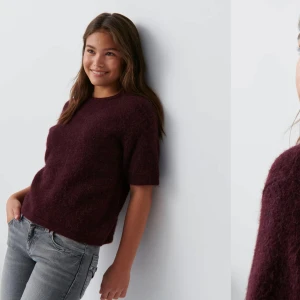 Vinröd stickad t-shirt - Gina Tricot - Superfin vinröd stickad t-shirt från Gina Tricot i storlek 146/152. Helt ny med prislapp kvar! Den är helt slutsåld i denna storlek på hemsidan. Säljer då jag köpte två storlekar, men har inte kvar kvittot💕