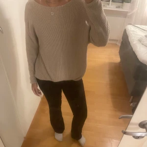 Beige stickad tröja med spets - En jättefin stickad tröja med spetsdetalj bak, men man kan även ha spetsdelen fram om man vill! Står ingen storlek på den men skulle säga att det är en S-M då den sitter lite oversized på mig som brukar ha S, inte använd mycket.☺️💕