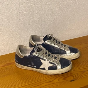 Golden Goose sneakers 41-42 - Dessa sjukt snygga och sällsynta Golden Goosen ”superstar” är nu till salu för endast 2499kr🙌 Skorna är i extremt bra skick utan något spår av slitage. Storlek 41 men sitter som en 42a. Priset går att diskutera vid snabb affär🌟