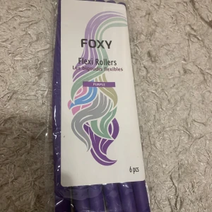Foxy Flexi Rollers - Säljer ett paket med 6 stycken lila Foxy Flexi Rollers. Perfekta för att skapa mjuka och flexibla lockar utan värme. De är enkla att använda och skonsamma mot håret. Perfekt för alla hårtyper och längder. Få salongskvalitet hemma!