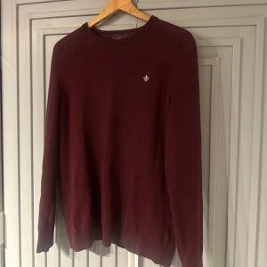 Vinröd tröja med broderad logga - Säljer denna stilrena vinröda merinoull sweatshirten från morris i storlek m (passar även  small). Kom dm för minsta lilla fundering!