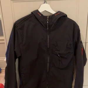 Parajumpers jacka - Helt ny parajumpers jacka, aldrig använd. Tunn modell som går att använda som något overshirt liknande eller skaljacka. Passar perfekt till en varm vinterdag eller till våren! Nypris 4500kr