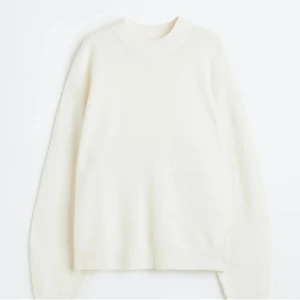 Vit stickad tröja från H&M - Säljer en supermysig vit stickad tröja från H&M. Perfekt för kyliga dagar med sin mjuka och varma känsla. Tröjan har en klassisk design med långa ärmar och ribbade kanter. Passar både till vardags och lite finare tillfällen. 🧶✨