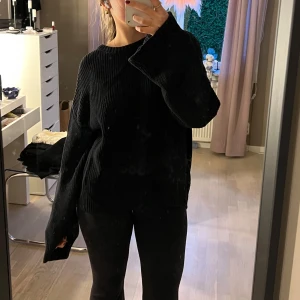 Svart stickad tröja - säljer denna mysiga oversized svarta stickade tröjan med långa ärmar och ribbad struktur🖤
