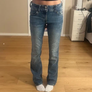 Blå bootcut jeans - Säljer ett par snygga blå bootcut jeans i mycket fint skick!!