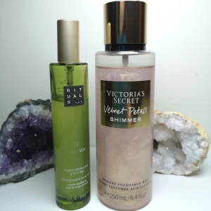 Body mist från Rituals och Victoria's Secret - Två parfymer till salu! En grön flaska från Rituals med doften 'Tao Yin', som har en lugnande effekt med vit lotus och yi yi ren. Den andra är en rosa flaska från Victoria's Secret, 'Velvet Petals Shimmer', som ger en glittrande finish. Dessa är båda använda en del men har mycket kvar i flaskorna, se bild för detaljer. Köps tillsammans. 