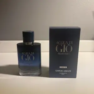 Säljer en elegant och fräsch parfym från Giorgio Armani, Acqua di Giò Profondo. Perfekt för den moderna mannen som vill ha en sofistikerad doft. Flaskan innehåller 50 ml (1.6 fl. oz) och det är lite mer än 40 ml kvar. Det är Dau de Parfum.Pris går att diskutera