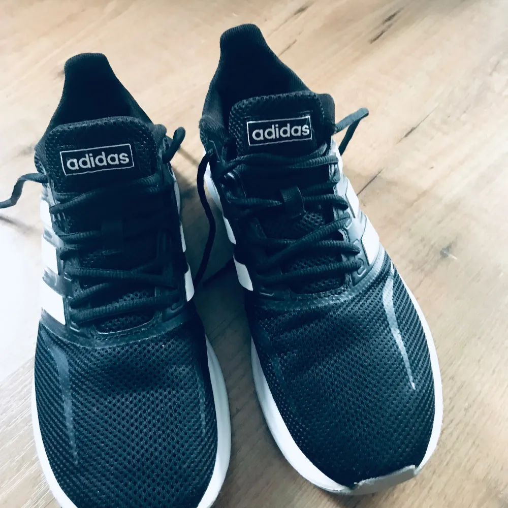 Adidas träningsskor i Stl: 39,1/3 Nya, endast provade inomhus hemma. Säljes pga. Dem tyvärr inte passar mina  breda fötter.  . Skor.